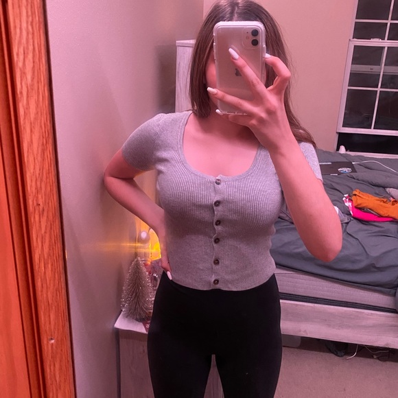 Forever 21: Gray button up crop top - Picture 4 of 5